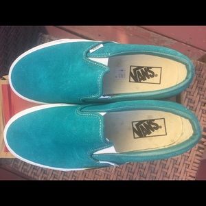 VANS - Suede Classic Slip On. Color: Spicy Jade